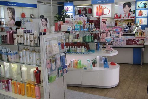 Photo: Cosmetic shop in Daimaru Department Store.