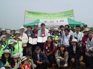 JFS/Restoration of the Rare Mishima Baikamo Plant, Exchange with Korean NGO: Flowering Initiatives by "Groundwork Mishima"