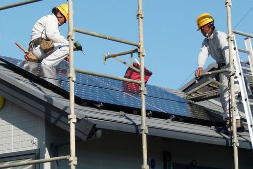 写真：Solar PV panel and system installation