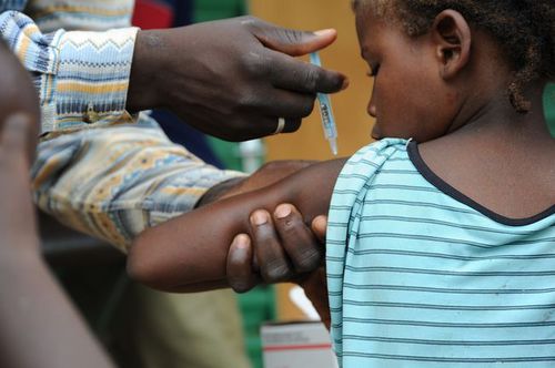 写真：Child receives MenAfriVac™ shot in Burkina Faso