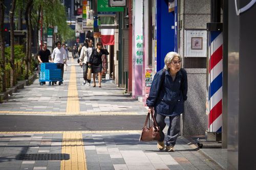 写真：Senior Sidewalk