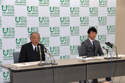 写真：記者会見で説明する笹川会長（左）と東日本大震災復興支援チームの青柳光昌チームリーダー